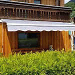 Am Park With Hottub Apartman